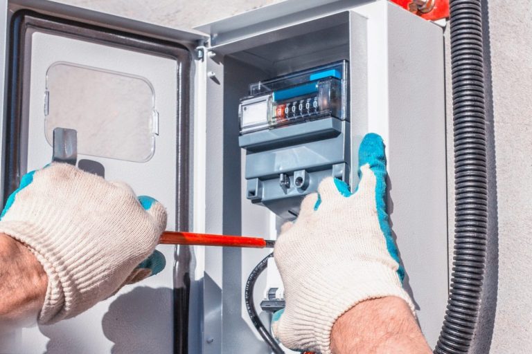 Replacing the old electricity meter with a new one